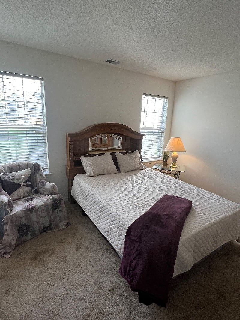 Downstair Bedroom 
Queen Bed