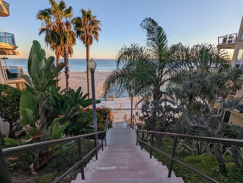Less than 2 min walk to beach