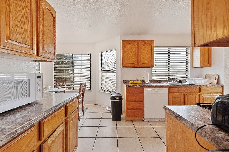 Furnished Finder property 440854_1 photo 3