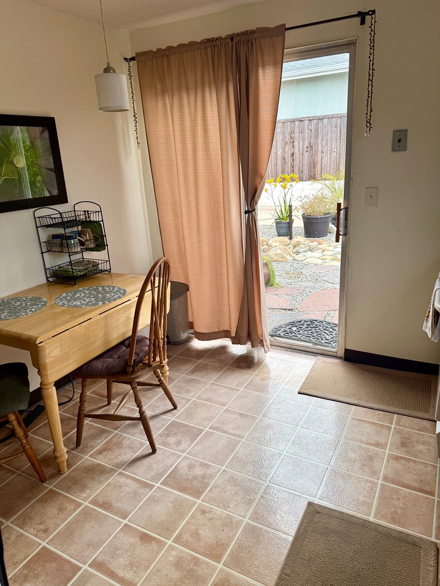 Kitchen seating area