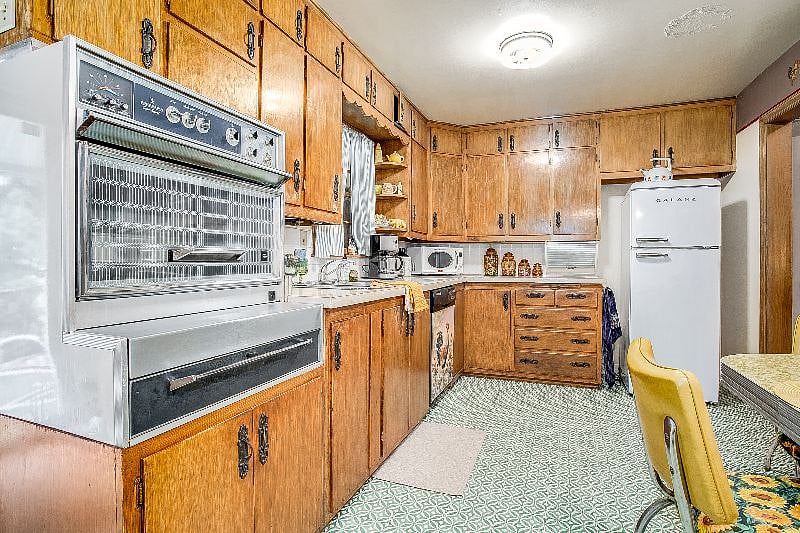 Incredible era-original oven and pull out stove-top in fantastic condition!