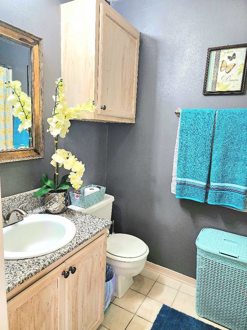Upstairs ensuite bathroom