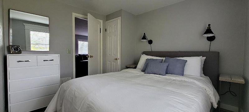 Bedroom3 with super comfy new mattress! Convenient reading lights.