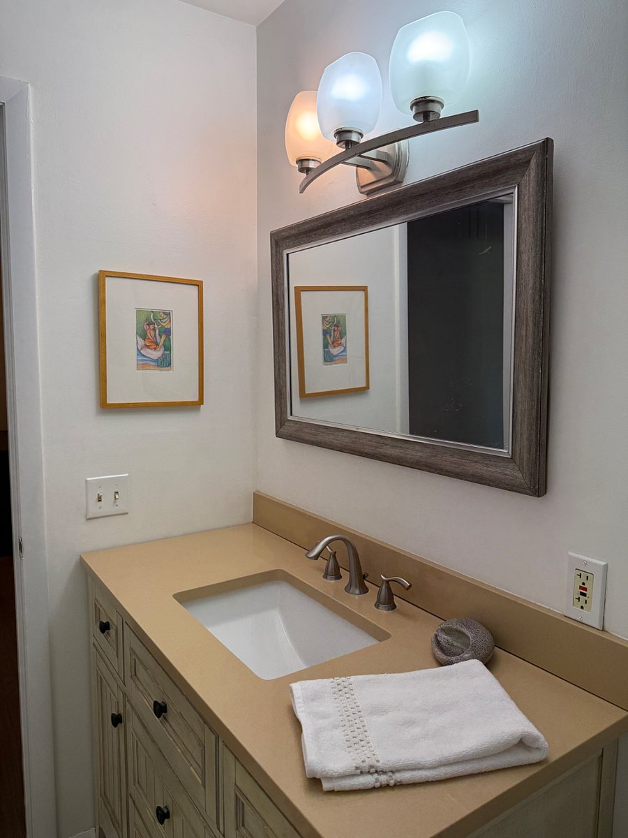 Main Bathroom connected for 3 bedrooms in house