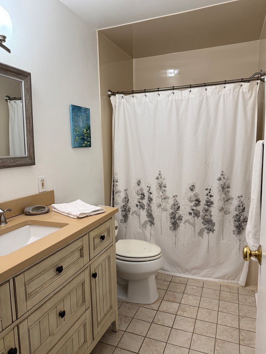 Main Bathroom connected for 3 bedrooms in house