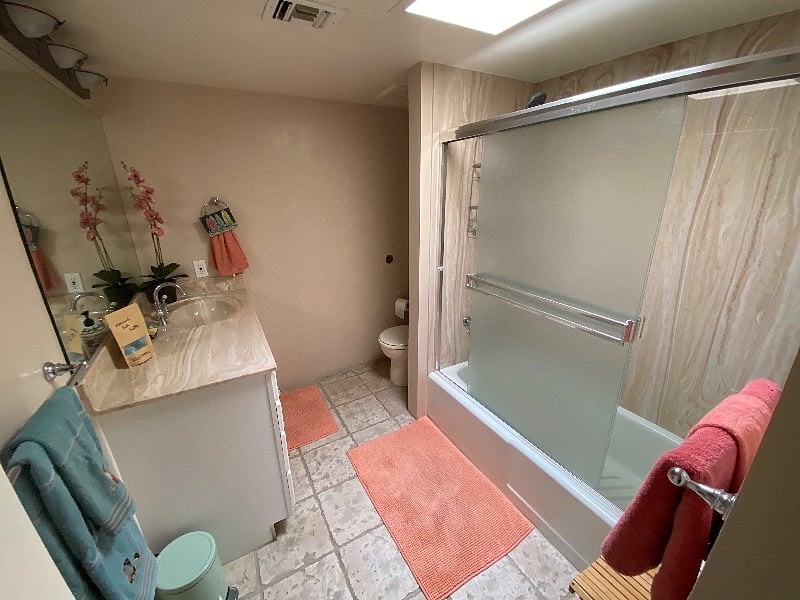 Hallway (2nd) bathroom