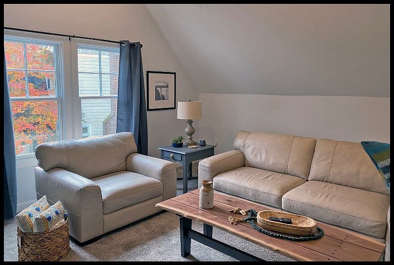 Comfortable Living Space with new Leather Seating