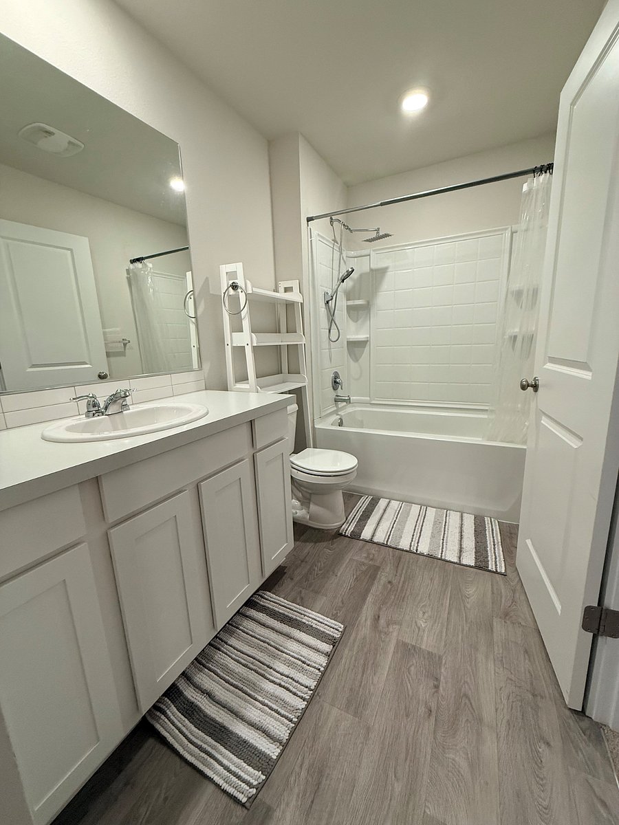 Bedroom 1 en-suite bath with tub/shower