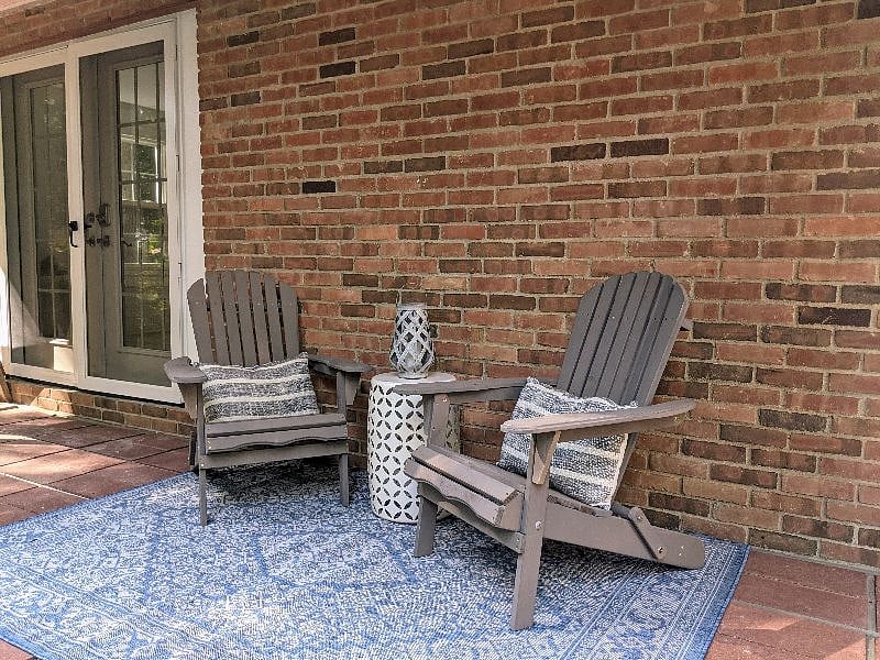 Quiet, private porch (not shared).