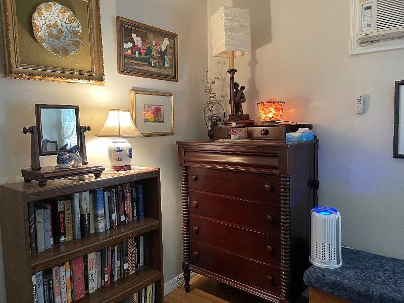 Extremely quiet and cozy, with various amenities include an air purifier, heating pad and wide selection of fictional novels. 
