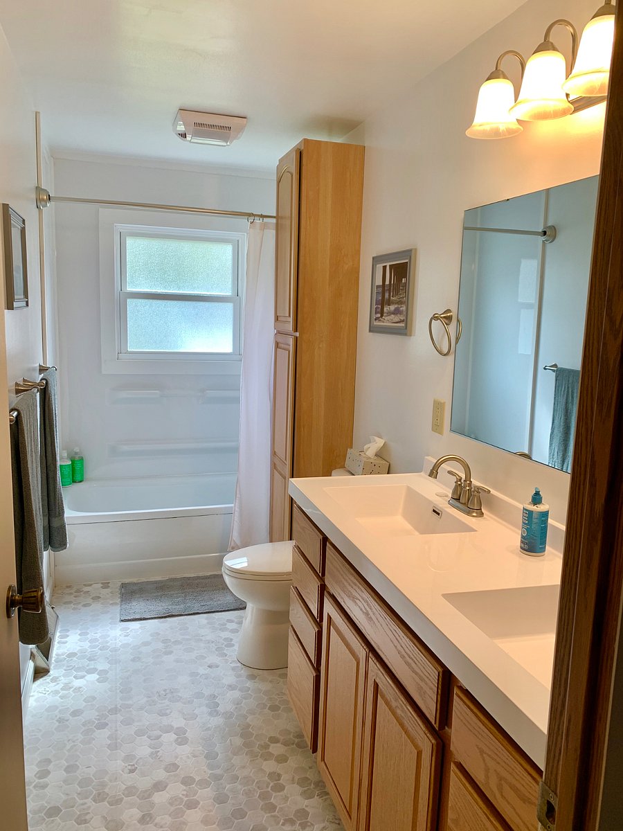 One Bathroom to be shared
Toilet paper only in toiletplumbing bill is a minimum of $238
Towels & washcloths provided
Unlimited hot water: on-demand hot water heater