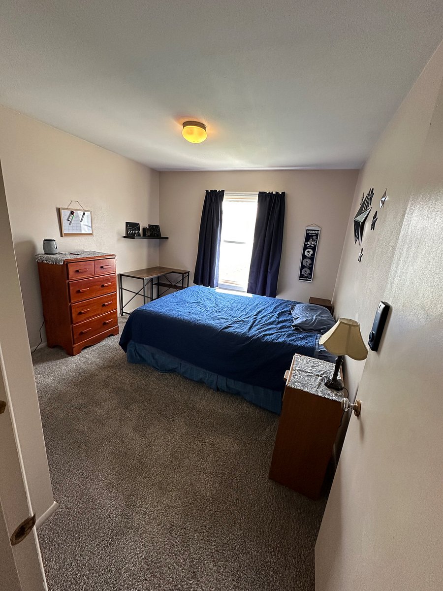 Cowboy Bedroom $700 Mo
Can accommodate up to 2 people ($900 mo)
168 sq ft
Queen bed
Large closet & dresser