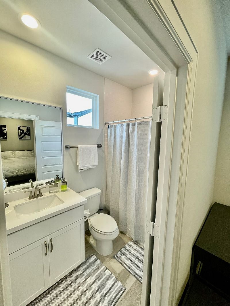 Third floor. Bathroom in secondary room. 