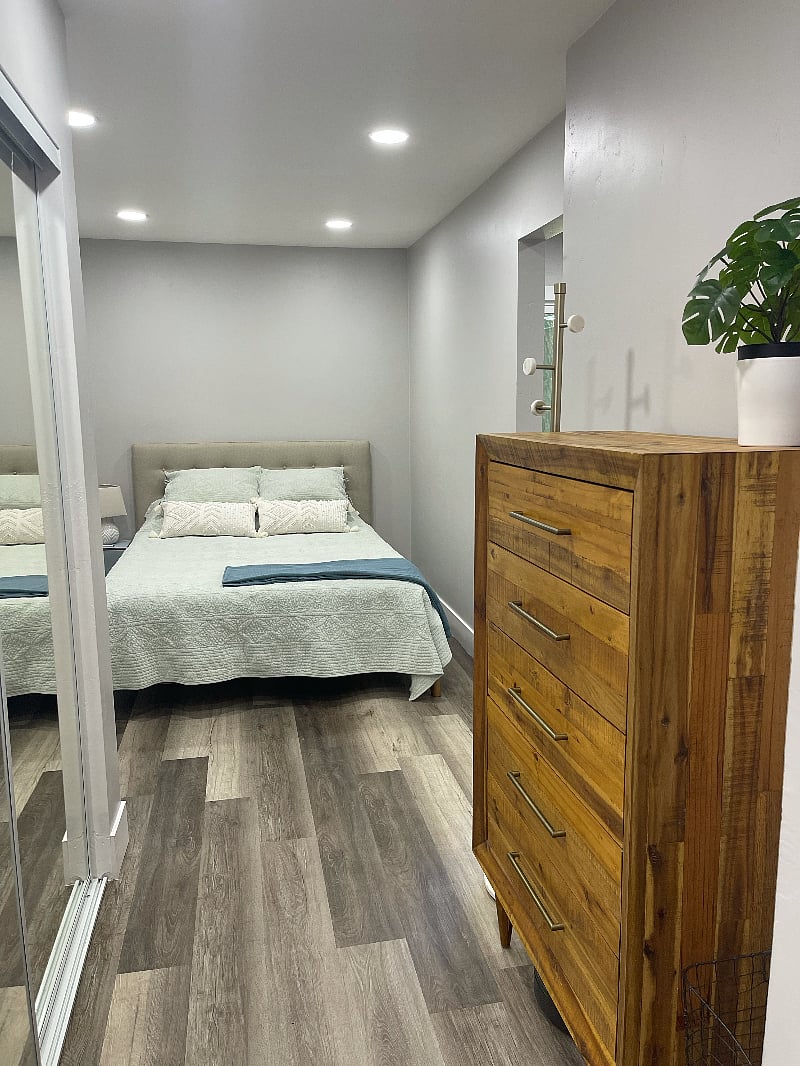 Calm bedroom with queen bed