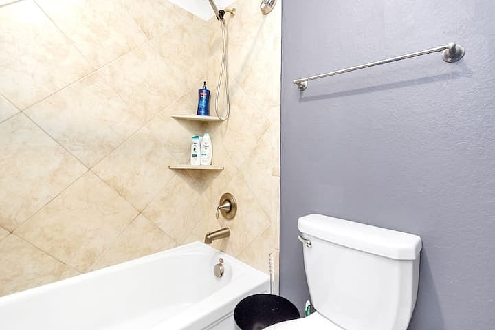 Upstairs Full Bathroom