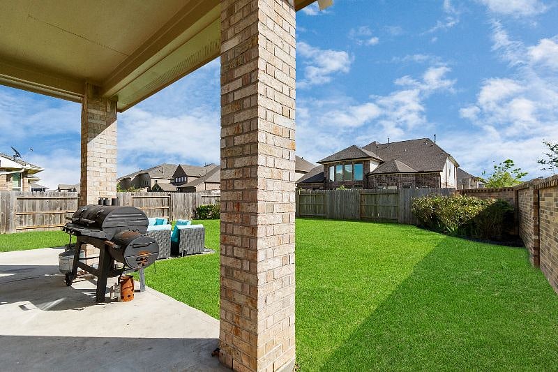 Back yard W/ Propane, smoker and Charcoal grill