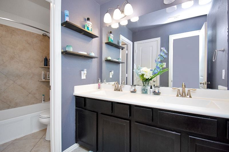 Upstairs Full Bathroom