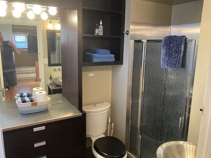 Main Bathroom with shower