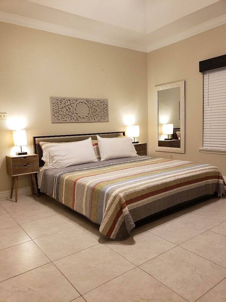 Master bed/bath. Smart TV.