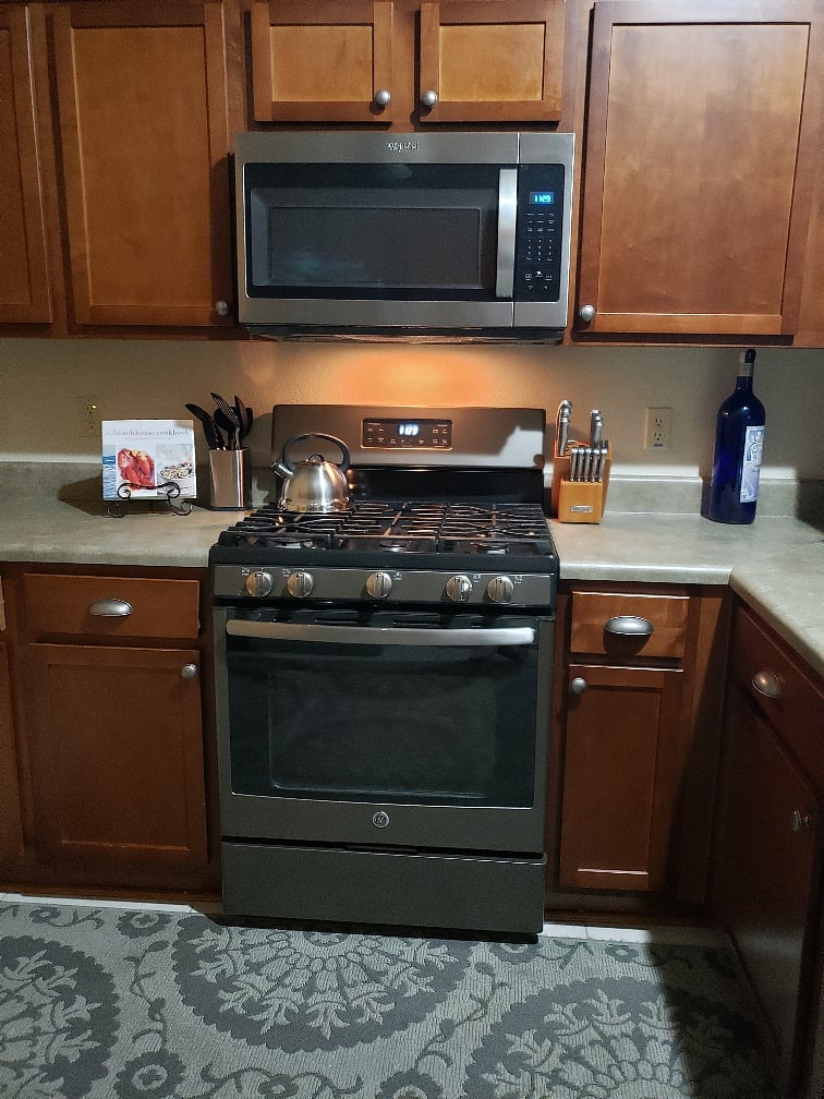 Range and microwave.