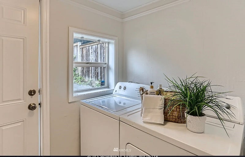 Laundry room (shared; access on ground level)