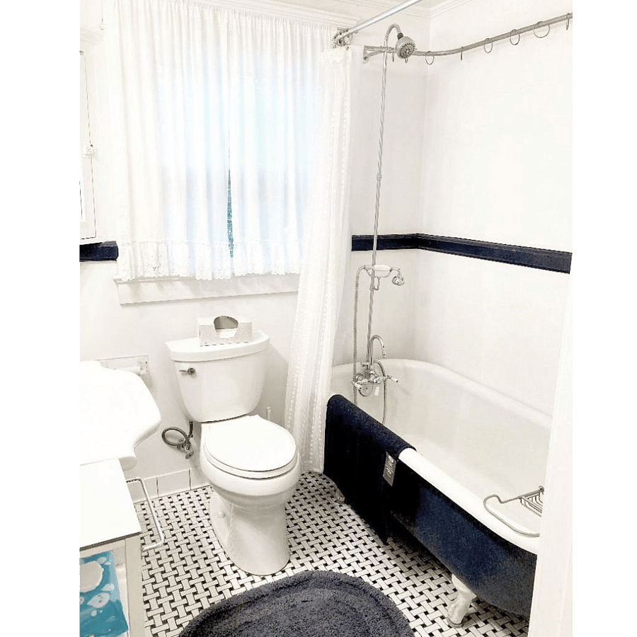 Claw-foot bathtub with shower