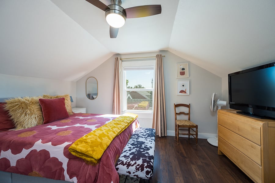 Queen bed and smart tv. Black out curtains with up-down blinds too.