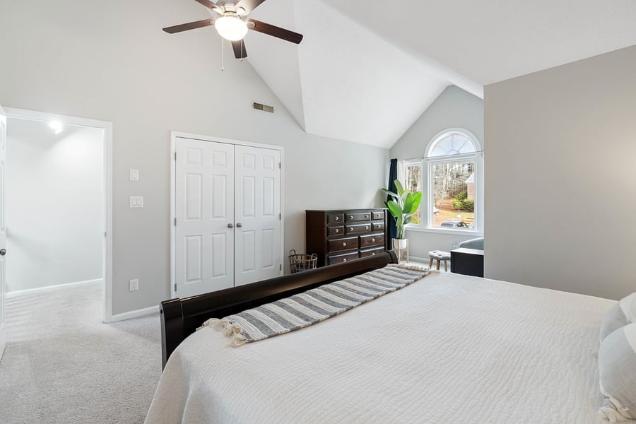 Upstairs Master/King Bed
