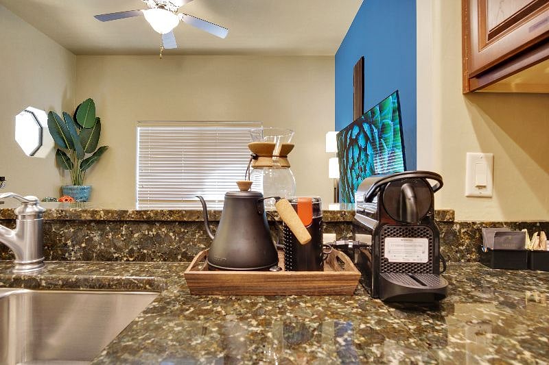 Nespresso coffee maker / Pour-over kettle / Coffee grinder