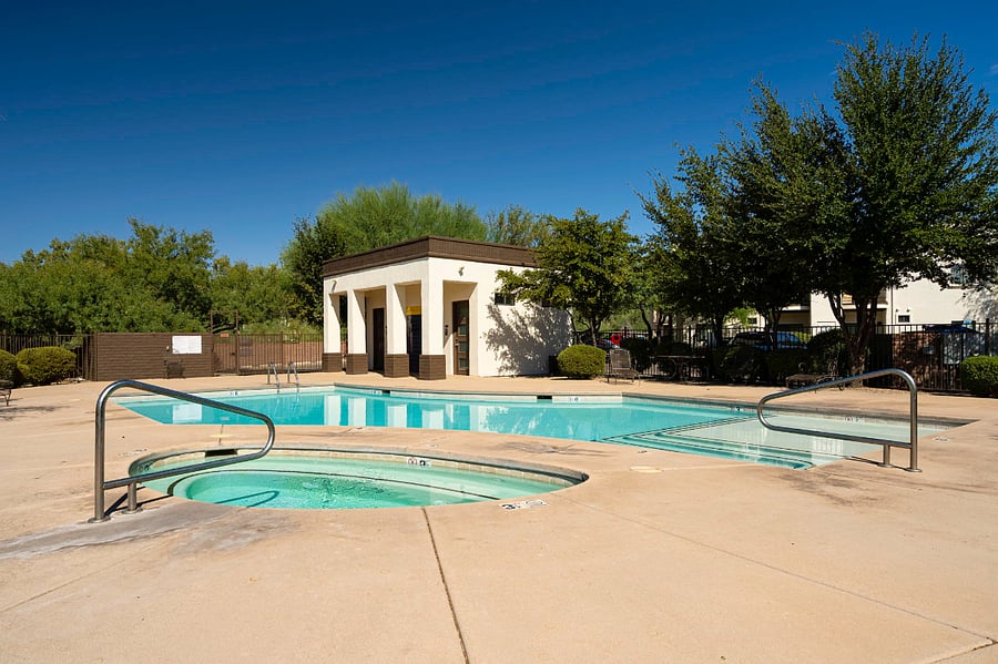 Community Pool / Hot tub (Open all year round)