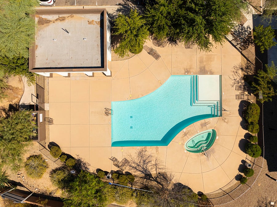 Community Pool / Hot tub (Open all year round)