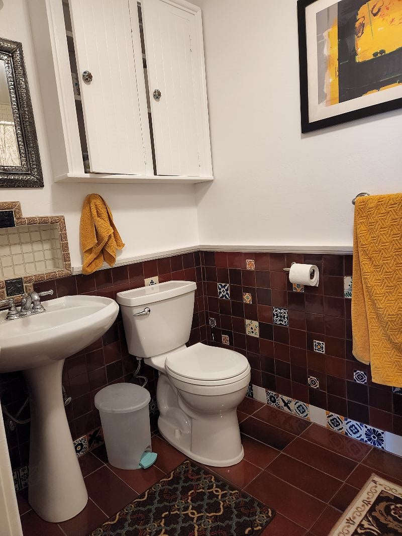 Diwnstairs bathroom with tub/shower