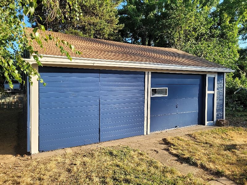 Detached garage