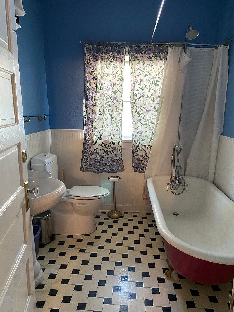 Bathroom (in Hall between the Bedrooms)