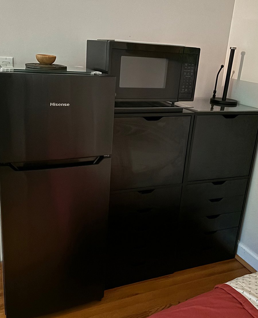 Kitchenette with Refrigerator, Microwave and Pot for Hot Water in Guest Room.