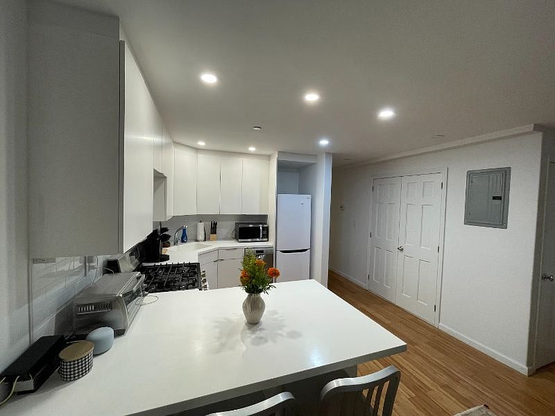 full size and fully stocked kitchen