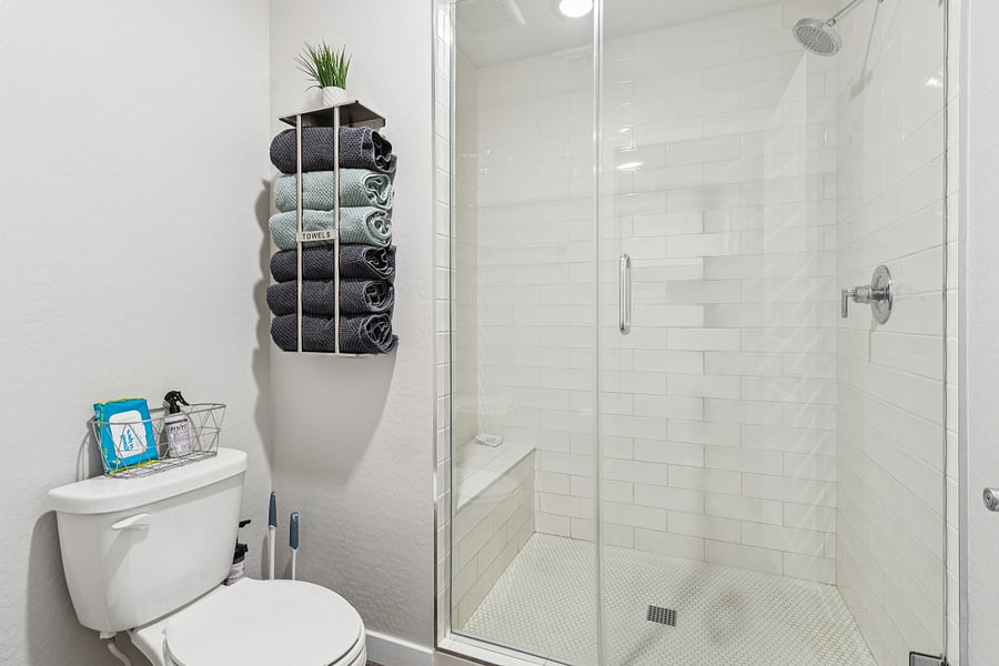 Primary bath - linens provided