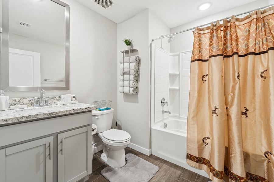 Secondary bathroom (linens provided)