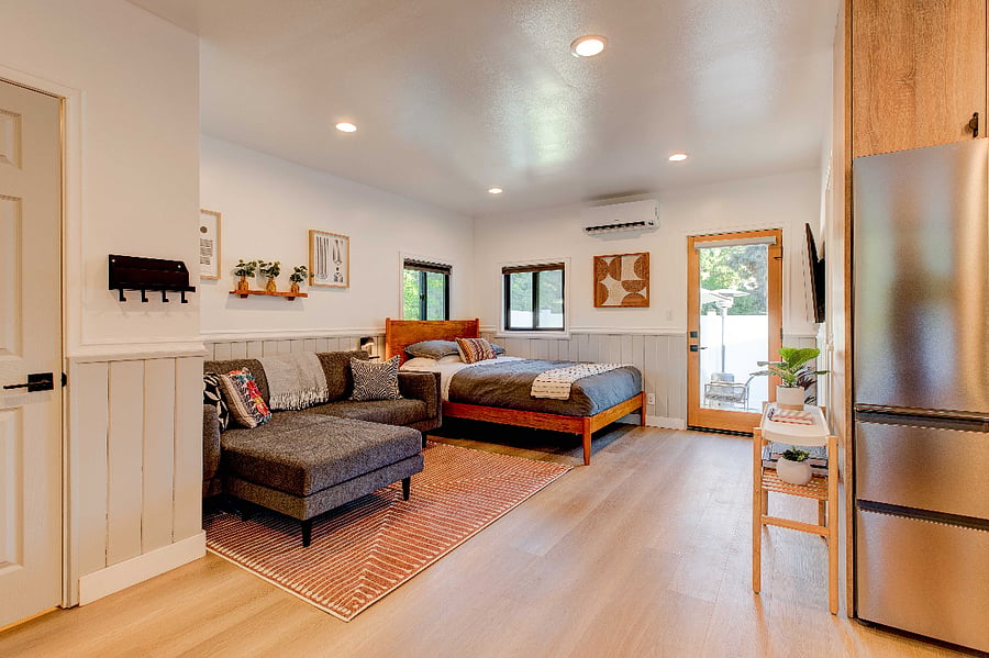 Spacious Living space, with a washable Ruggable.