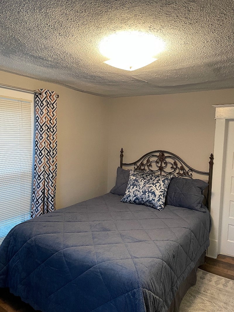 Bedroom 1 queen bed