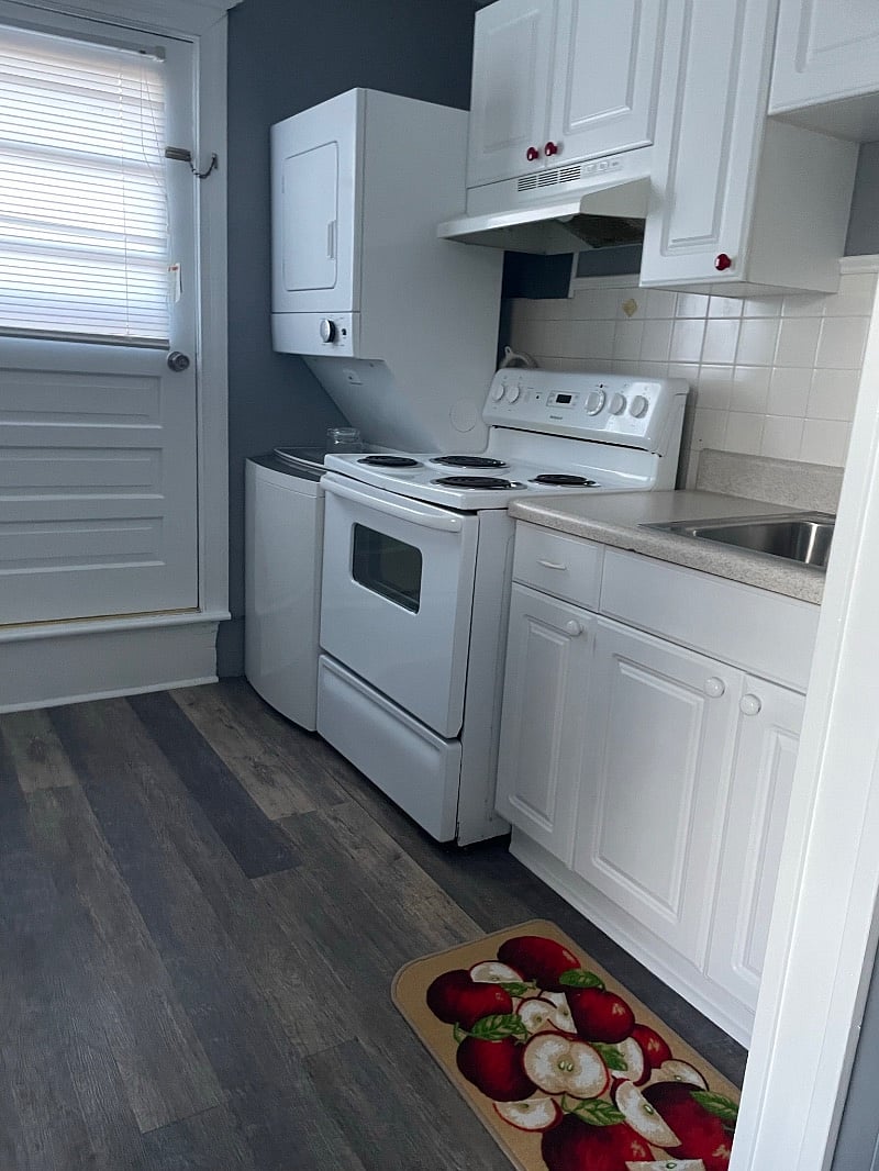 Kitchen offers a stackable washer/dryer unit. 