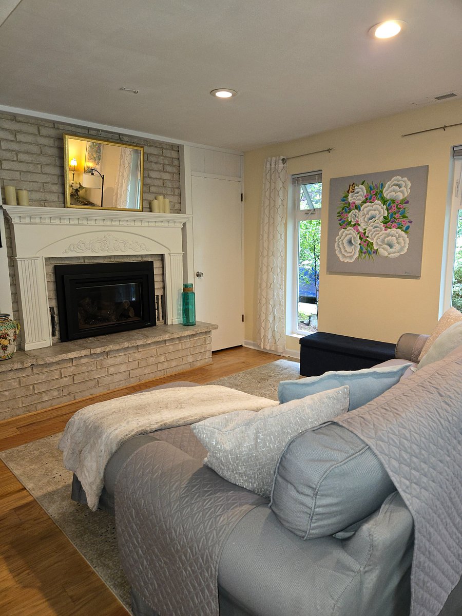 Livingroom with fireplace