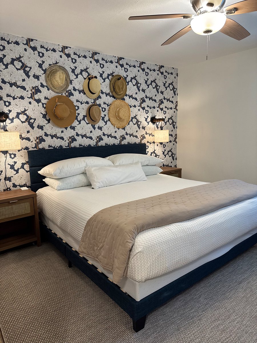 Bedside lighting, e memory foam and 2 down filled pillows.