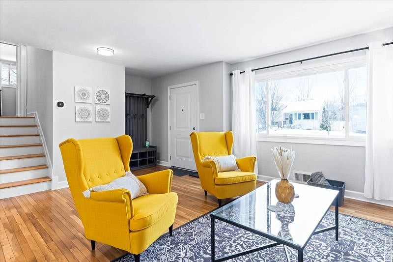 Living Room/Entry