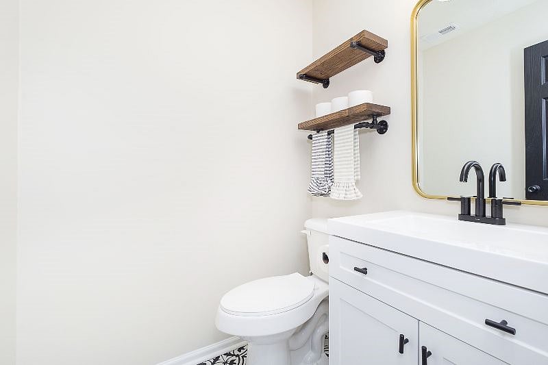 1/2 Bath in loft (no shower/tub)