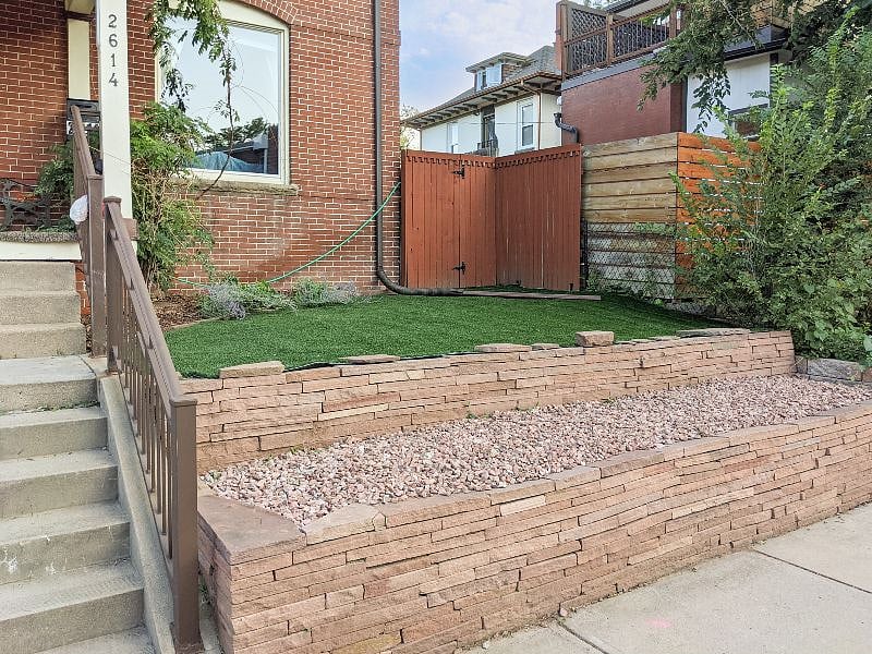note for dogs fenced Side yard to right of . Access from entry door.