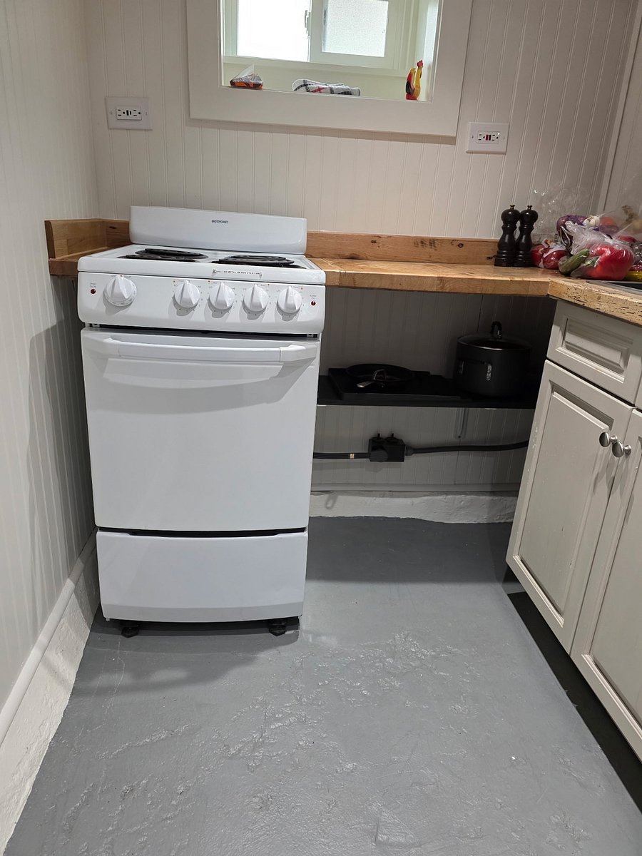 STOVE ADDED - FYI NOT IN OTHER KITCHEN PHOTO