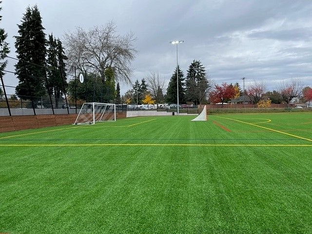 North SeaTac Park offers baseball, soccer and softball fields, an outdoor basketball court and a disc golf course. There are also great open areas, a children's playground, paved walking trails, picnic areas and a community center.