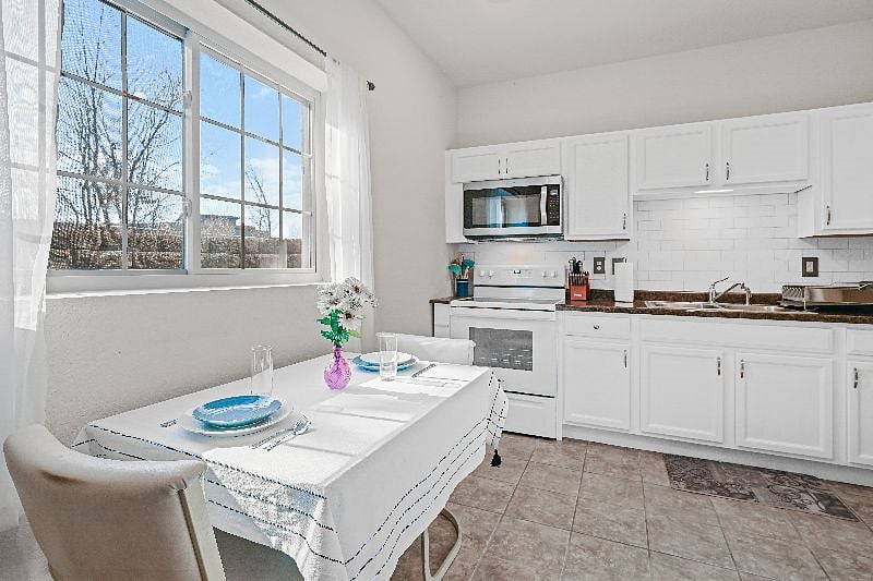 Furnished Finder property 446800_1 photo 17