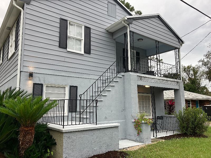 Balcony and main entrance